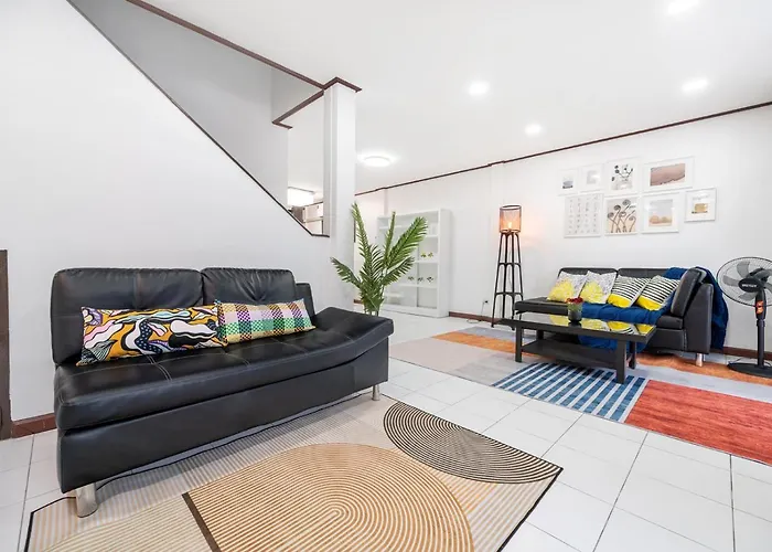 فيلة Miq Hk16, Huay Kwang Mrt, 3br, Pool Table *