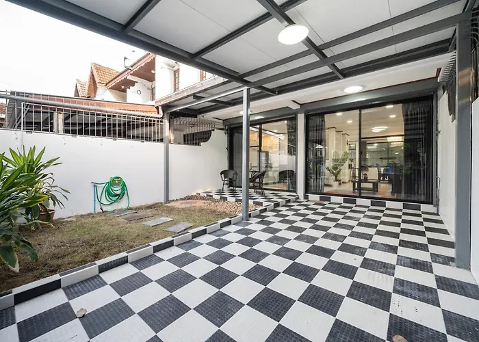 فيلة Miq Hk16, Huay Kwang Mrt, 3br, Pool Table