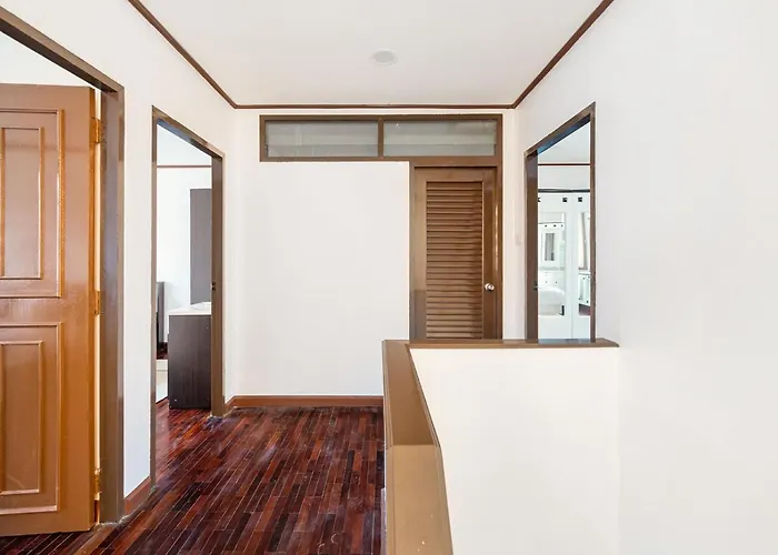 فيلة Miq Hk16, Huay Kwang Mrt, 3br, Pool Table *