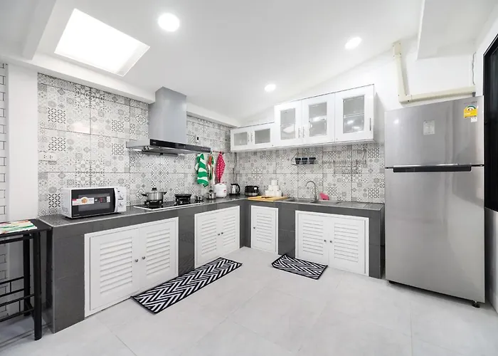 فيلة Miq Hk16, Huay Kwang Mrt, 3br, Pool Table