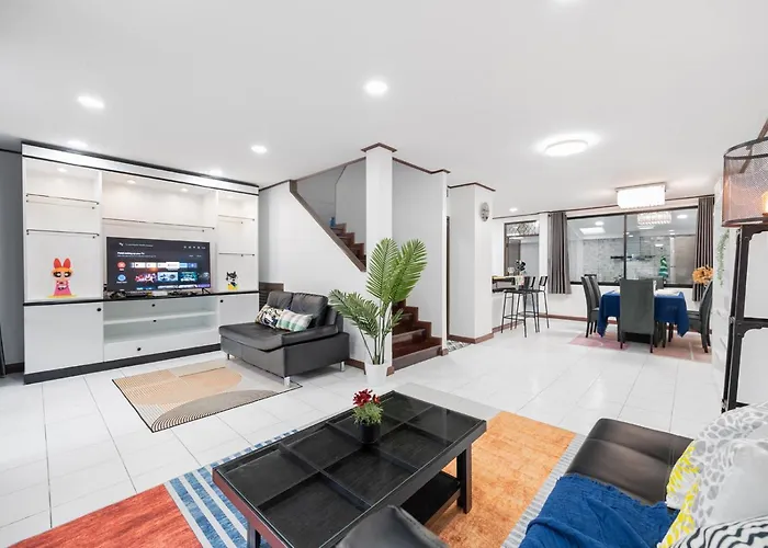 فيلة Miq Hk16, Huay Kwang Mrt, 3br, Pool Table *