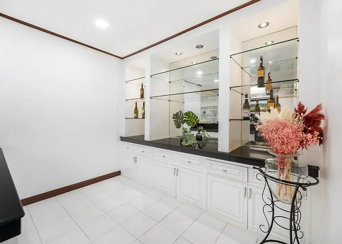 فيلة Miq Hk16, Huay Kwang Mrt, 3br, Pool Table *