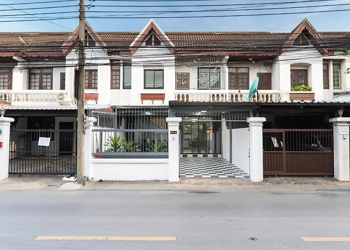 فيلة Miq Hk16, Huay Kwang Mrt, 3br, Pool Table بانكوك